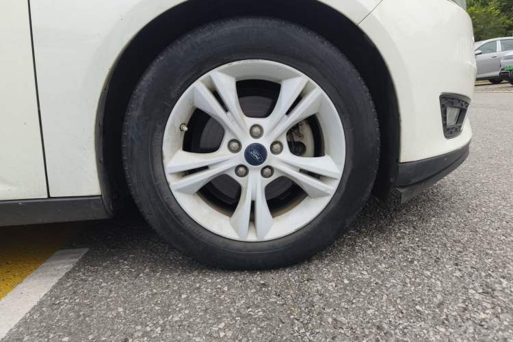 Used Ford Focus 2015 Hatchback 1.6L Automatic Comfort Model Right Front Wheel Hub