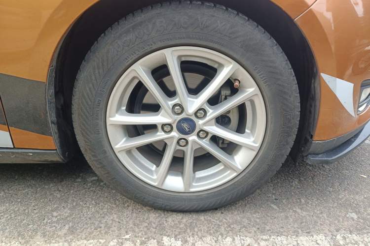 Used Ford Focus 2015 Hatchback EcoBoost 125 Manual – Ultra-Style Edition Right Front Wheel Hub