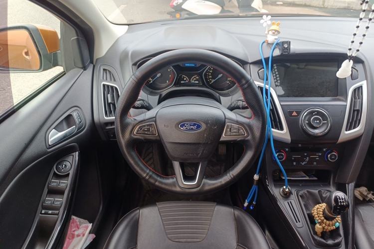 Used Ford Focus 2015 Hatchback EcoBoost 125 Manual – Ultra-Style Edition Steering Wheel