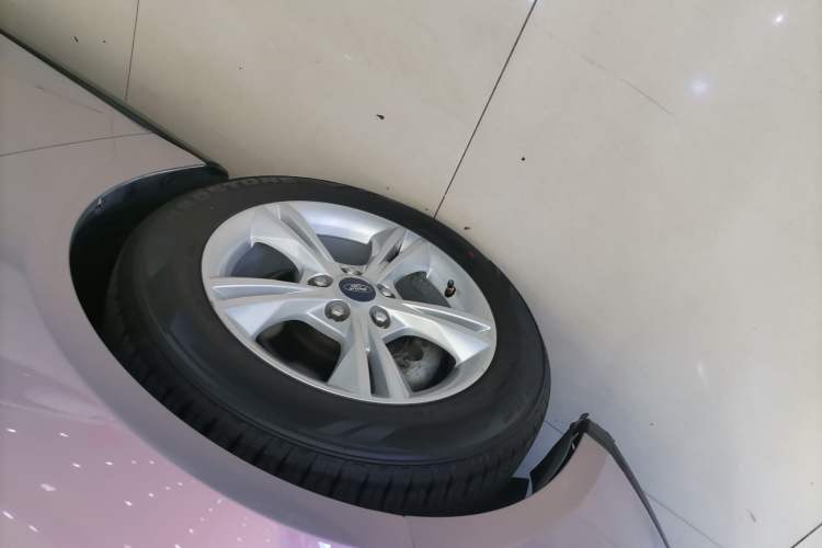 Used Ford Focus 2015 Sedan 1.6L Automatic Comfort Model Left Front Wheel Hub