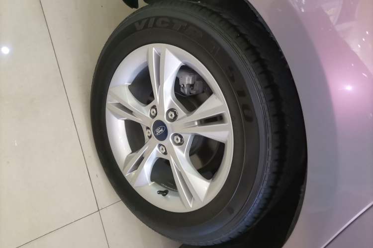 Used Ford Focus 2015 Sedan 1.6L Automatic Comfort Model Right Rear Wheel Hub