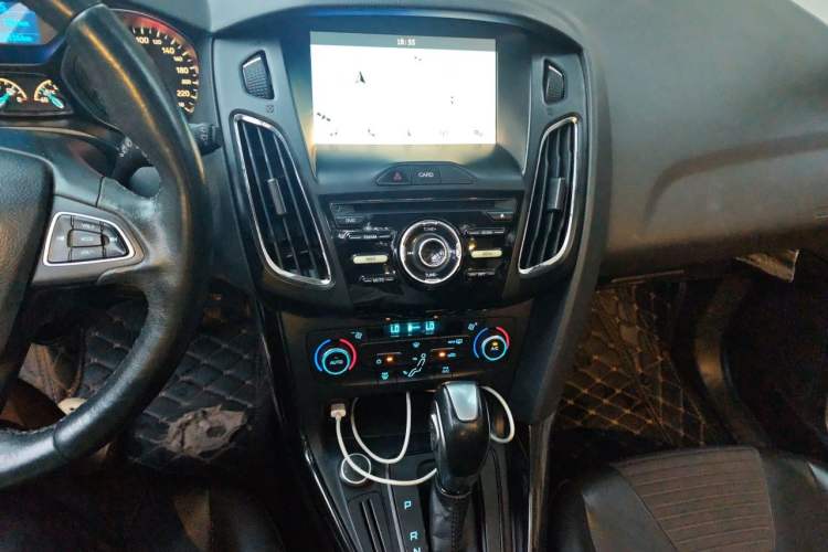 Used Ford Focus 2015 Hatchback 1.6L Automatic Fashion Edition Audio And AC Panel