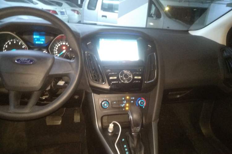 Used Ford Focus 2015 Hatchback 1.6L Automatic Comfort Model Audio And AC Panel