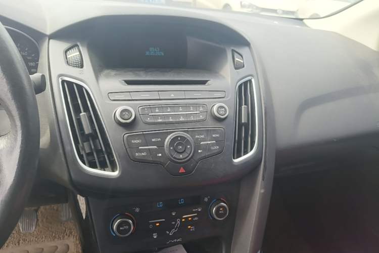 Used Ford Focus 2015 Sedan EcoBoost 125 Manual – Ultra-Style Edition Audio And AC Panel
