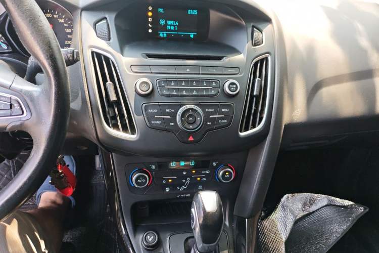 Used Ford Focus 2015 Hatchback 1.6L Automatic Fashion Edition Audio And AC Panel