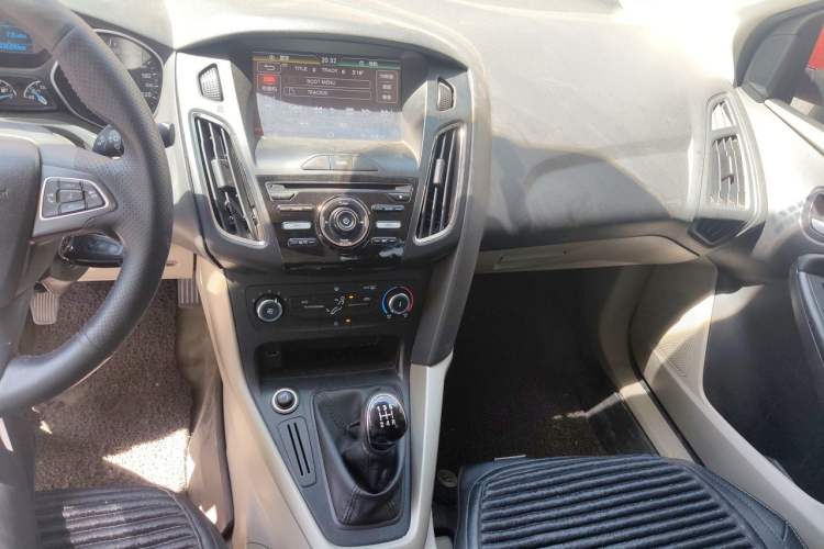 Used Ford Focus 2015 Sedan 1.6L Manual Comfort Model Audio And AC Panel