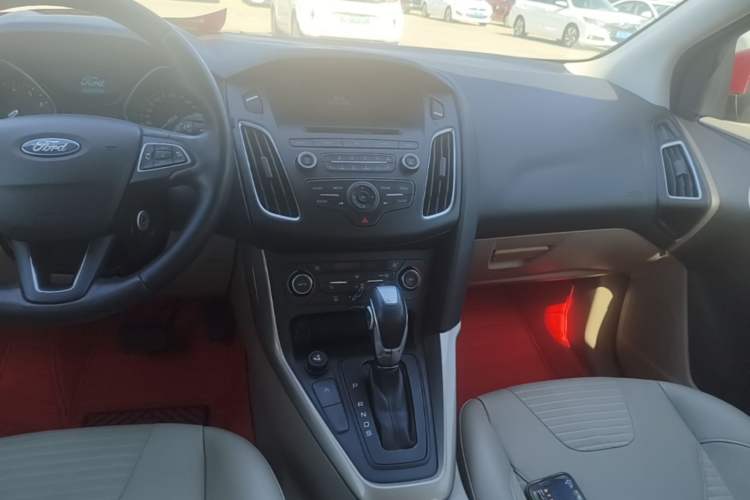Used Ford Focus 2015 Hatchback EcoBoost 125 Automatic Supreme Style Edition Audio And AC Panel