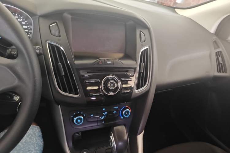 Used Ford Focus 2015 Hatchback 1.6L Automatic Comfort Model Audio And AC Panel