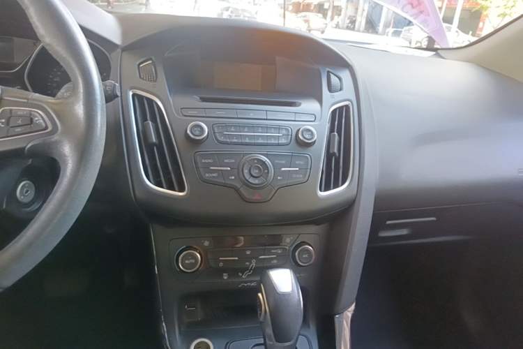 Used Ford Focus 2015 Hatchback 1.6L Automatic Fashion Edition Audio And AC Panel