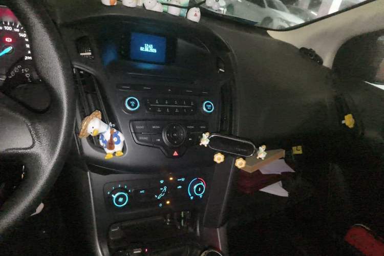 Used Ford Focus 2015 Hatchback 1.6L Manual Comfort Edition Audio And AC Panel