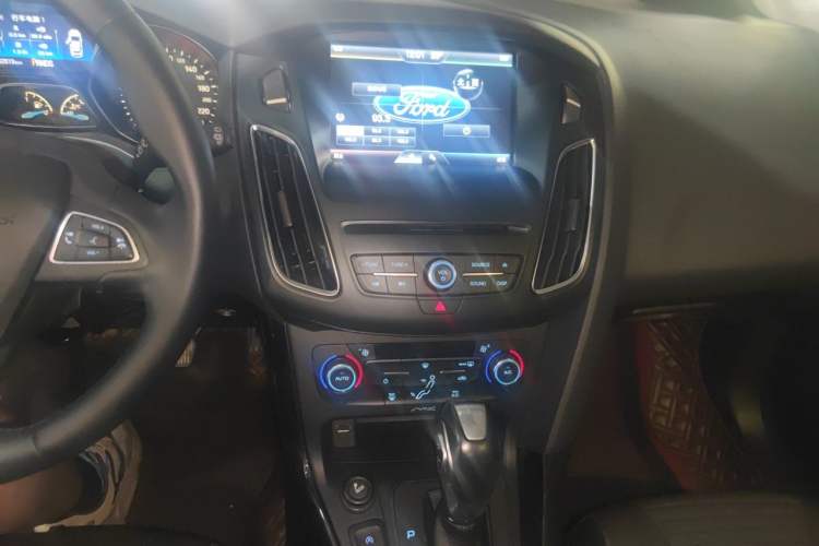 Used Ford Focus 2015 Hatchback EcoBoost 180 Automatic Elite Model Audio And AC Panel