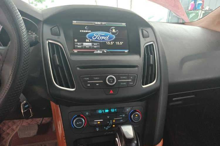 Used Ford Focus 2015 Hatchback EcoBoost 180 Automatic Elite Model Audio And AC Panel