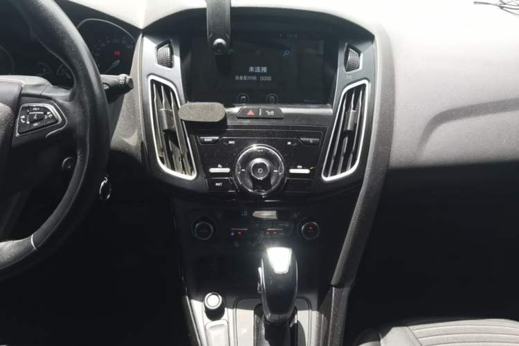 Used Ford Focus 2015 Hatchback EcoBoost 125 Automatic Supreme Style Edition Audio And AC Panel