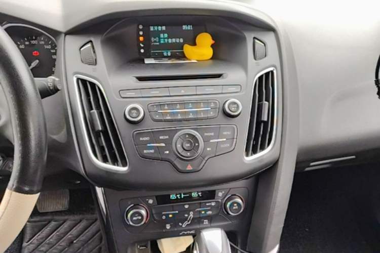 Used Ford Focus 2015 Hatchback EcoBoost 125 Automatic Supreme Style Edition Audio And AC Panel