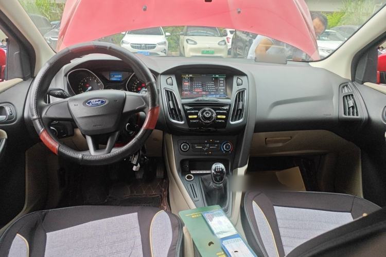 Used Ford Focus 2015 Sedan 1.6L Manual Comfort Model Center Console