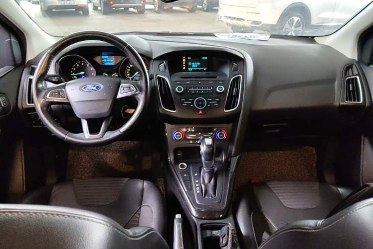 Used Ford Focus 2015 Hatchback EcoBoost 125 Automatic Supreme Style Edition Center Console