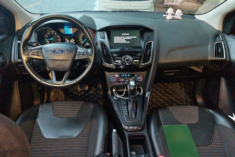 Used Ford Focus 2015 Hatchback 1.6L Automatic Fashion Edition Center Console