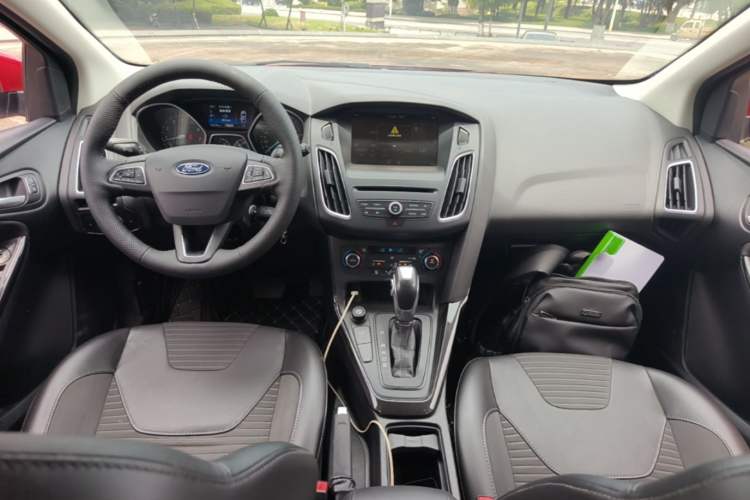 Used Ford Focus 2015 Hatchback EcoBoost 180 Automatic Elite Model Center Console