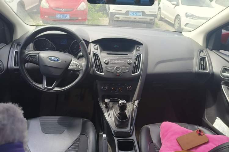 Used Ford Focus 2015 Sedan EcoBoost 125 Manual – Ultra-Style Edition Center Console