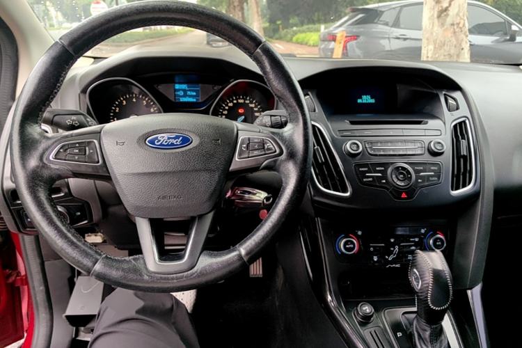 Used Ford Focus 2015 Hatchback 1.6L Automatic Fashion Edition Center Console