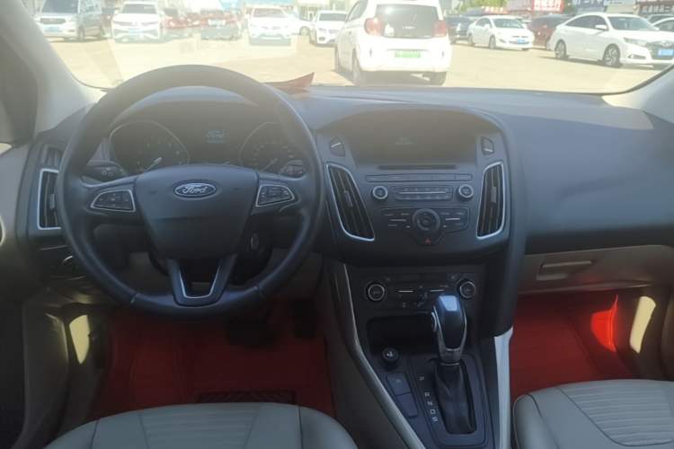 Used Ford Focus 2015 Hatchback EcoBoost 125 Automatic Supreme Style Edition Center Console