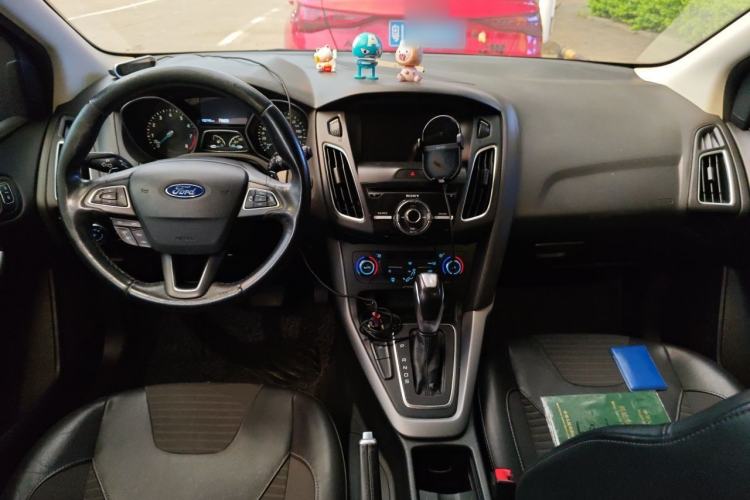 Used Ford Focus 2015 Hatchback EcoBoost 180 Automatic Sport Model Center Console