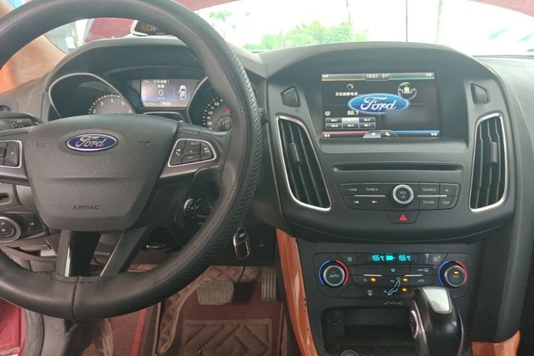 Used Ford Focus 2015 Hatchback EcoBoost 180 Automatic Elite Model Center Console