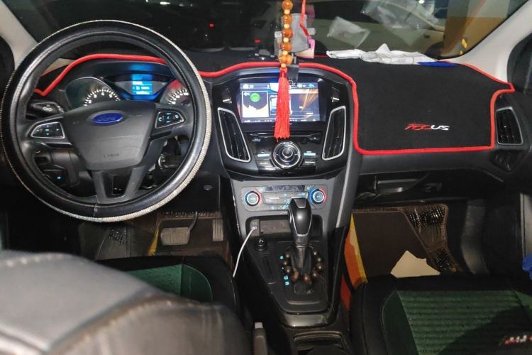 Used Ford Focus 2015 Hatchback 1.6L Automatic Fashion Edition Center Console