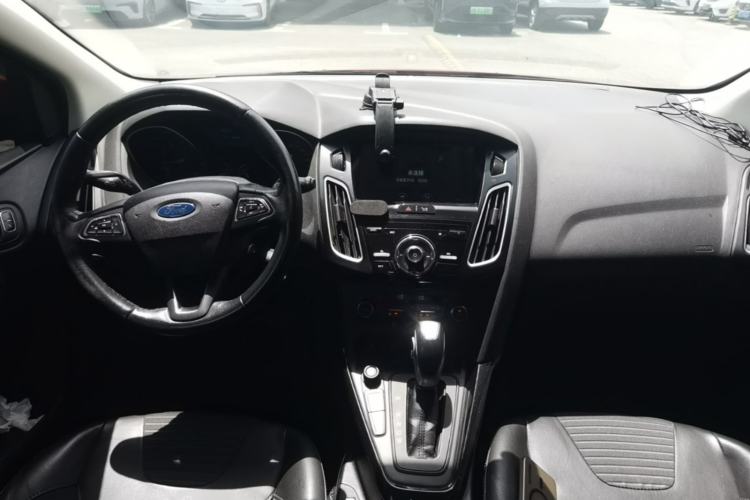 Used Ford Focus 2015 Hatchback EcoBoost 125 Automatic Supreme Style Edition Center Console