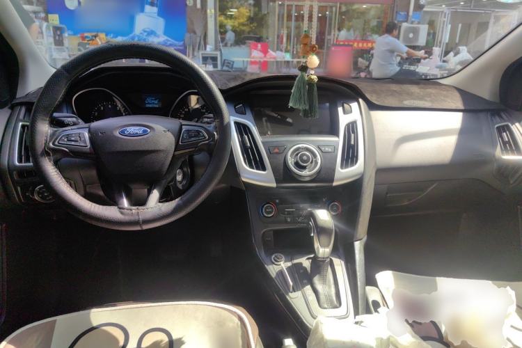 Used Ford Focus 2015 Hatchback 1.6L Automatic Fashion Edition Center Console