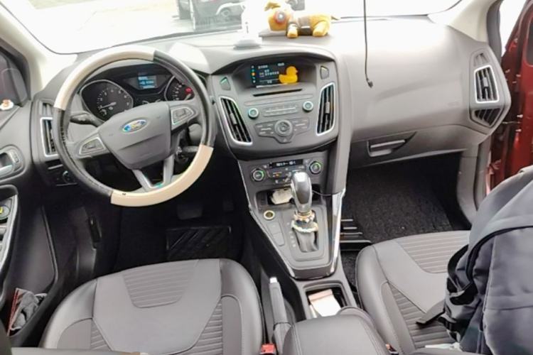 Used Ford Focus 2015 Hatchback EcoBoost 125 Automatic Supreme Style Edition Center Console