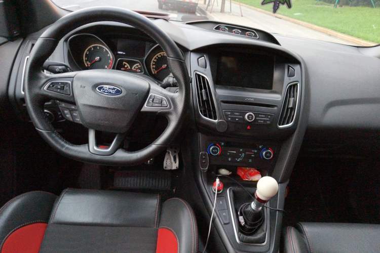 Used Ford Focus 2015 2.0T ST Standard Edition Center Console
