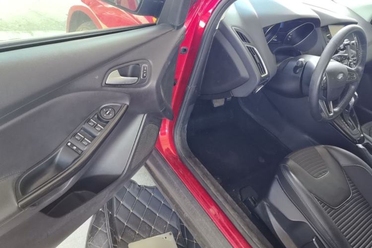 Used Ford Focus 2015 Hatchback 1.6L Automatic Fashion Edition Driver Seat