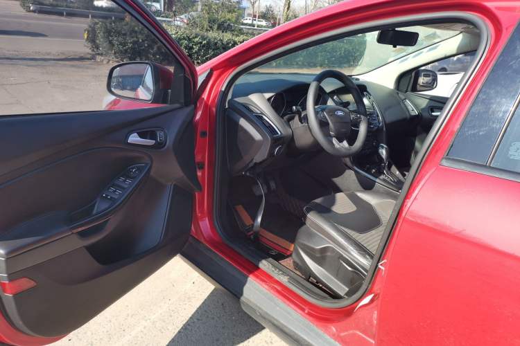 Used Ford Focus 2015 Hatchback 1.6L Automatic Fashion Edition Driver Seat