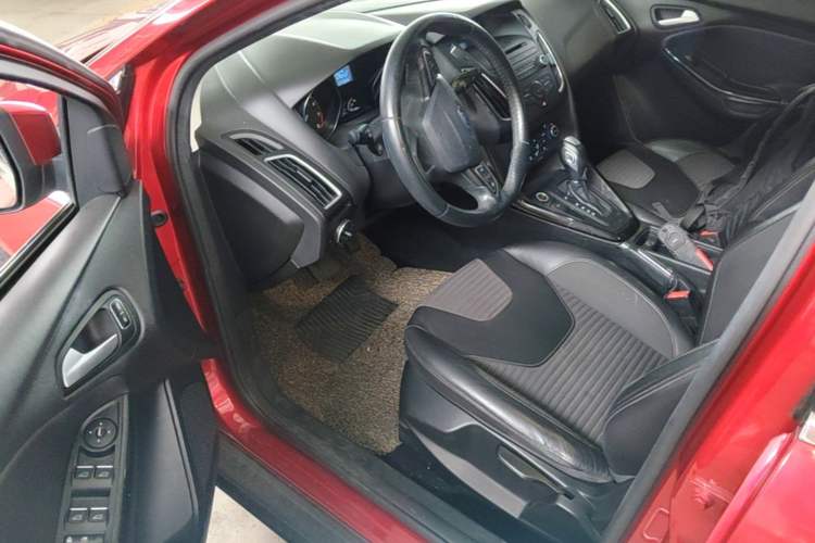 Used Ford Focus 2015 Hatchback EcoBoost 125 Automatic Supreme Style Edition Driver Seat