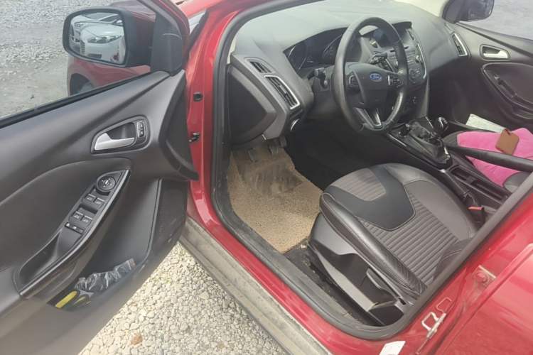 Used Ford Focus 2015 Sedan EcoBoost 125 Manual – Ultra-Style Edition Driver Seat