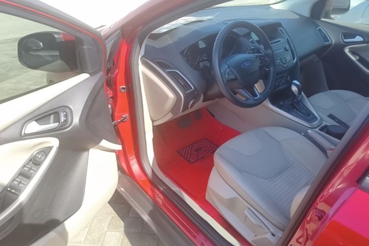 Used Ford Focus 2015 Hatchback EcoBoost 125 Automatic Supreme Style Edition Driver Seat