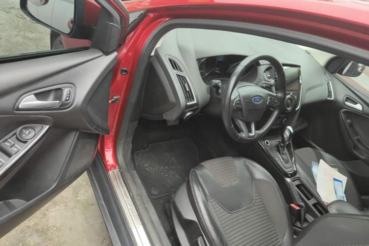 Used Ford Focus 2015 Hatchback 1.6L Automatic Fashion Edition Driver Seat