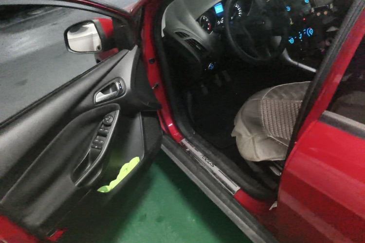 Used Ford Focus 2015 Hatchback 1.6L Manual Comfort Edition Driver Seat