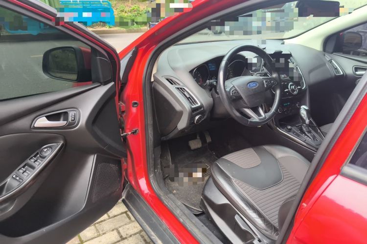 Used Ford Focus 2015 Hatchback EcoBoost 125 Automatic Supreme Style Edition Driver Seat