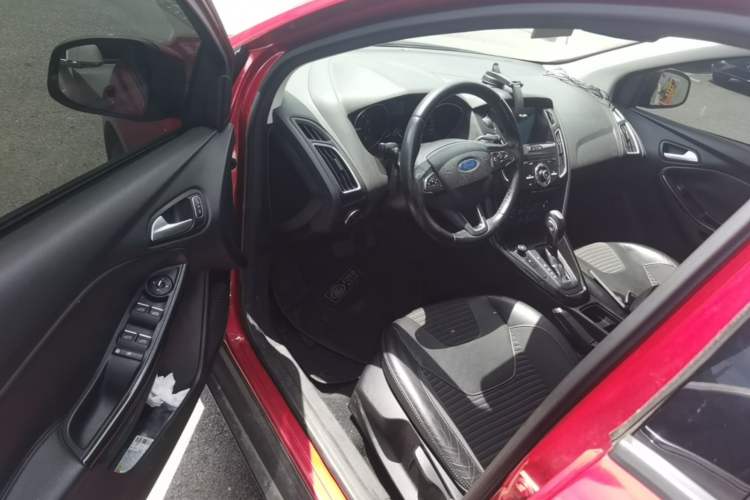 Used Ford Focus 2015 Hatchback EcoBoost 125 Automatic Supreme Style Edition Driver Seat