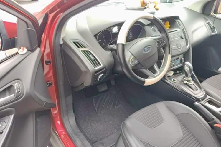 Used Ford Focus 2015 Hatchback EcoBoost 125 Automatic Supreme Style Edition Driver Seat