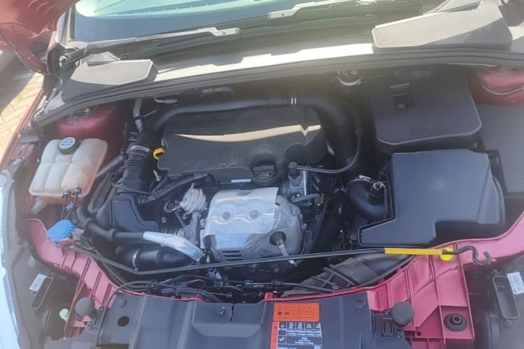 Used Ford Focus 2015 Hatchback EcoBoost 125 Automatic Supreme Style Edition Engine Bay