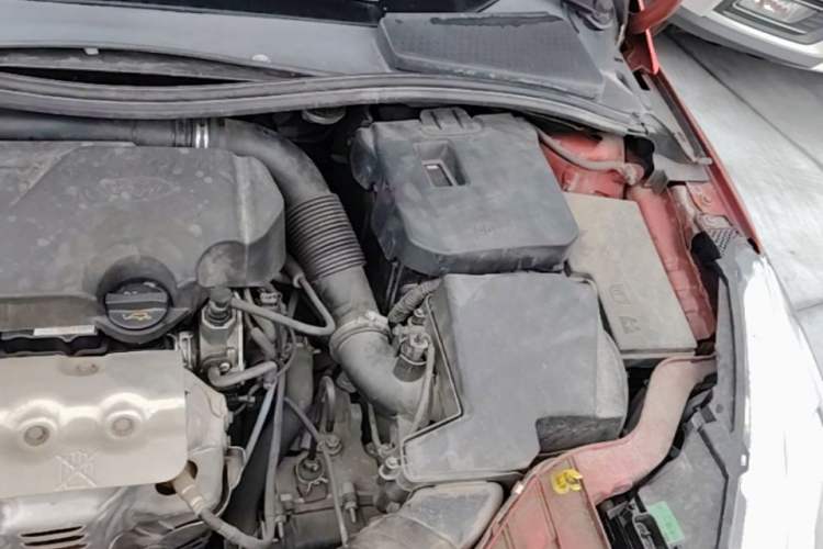 Used Ford Focus 2015 Hatchback EcoBoost 125 Automatic Supreme Style Edition Engine Bay Left