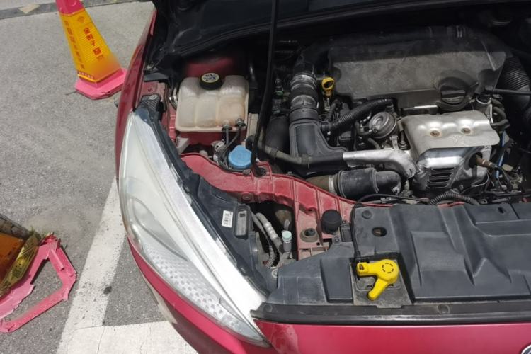 Used Ford Focus 2015 Hatchback EcoBoost 125 Automatic Supreme Style Edition Engine Bay Right