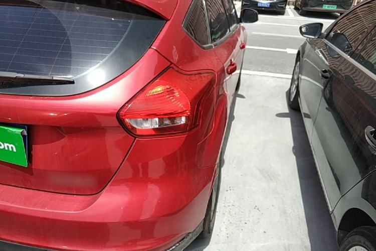 Used Ford Focus 2015 Hatchback 1.6L Automatic Comfort Model Exterior 3