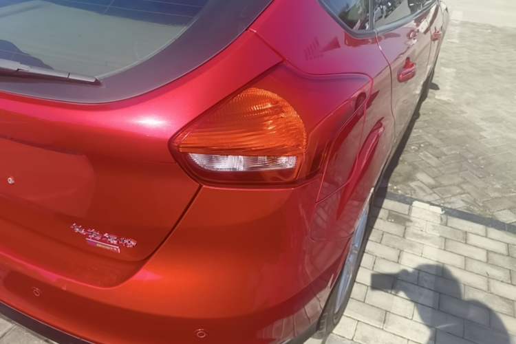 Used Ford Focus 2015 Hatchback EcoBoost 125 Automatic Supreme Style Edition Exterior 3