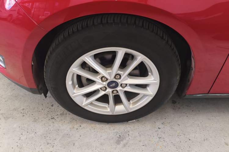 Used Ford Focus 2015 Hatchback 1.6L Automatic Fashion Edition Exterior 4