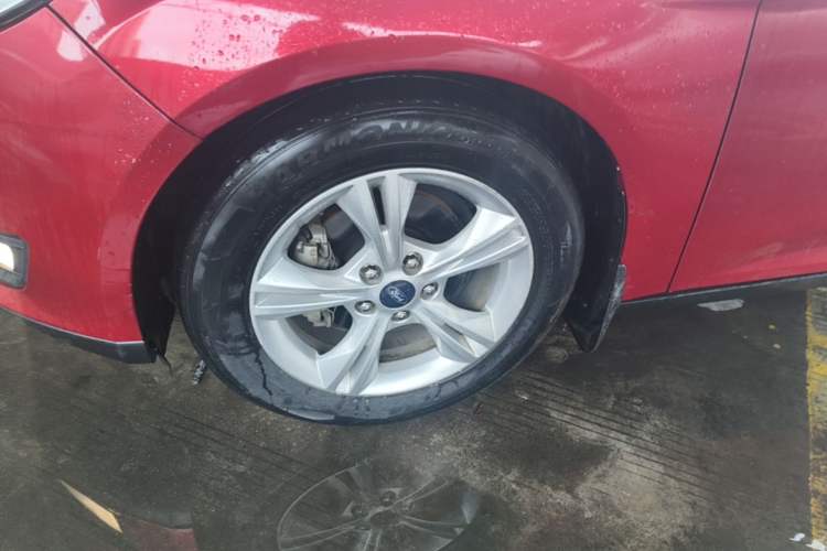 Used Ford Focus 2015 Sedan 1.6L Automatic Comfort Model Exterior 4