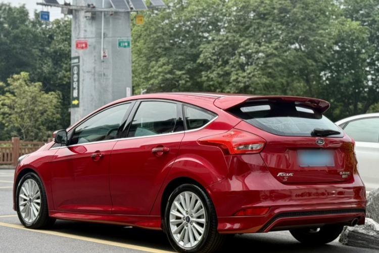 Used Ford Focus 2015 Hatchback EcoBoost 180 Automatic Sport Model Exterior 4